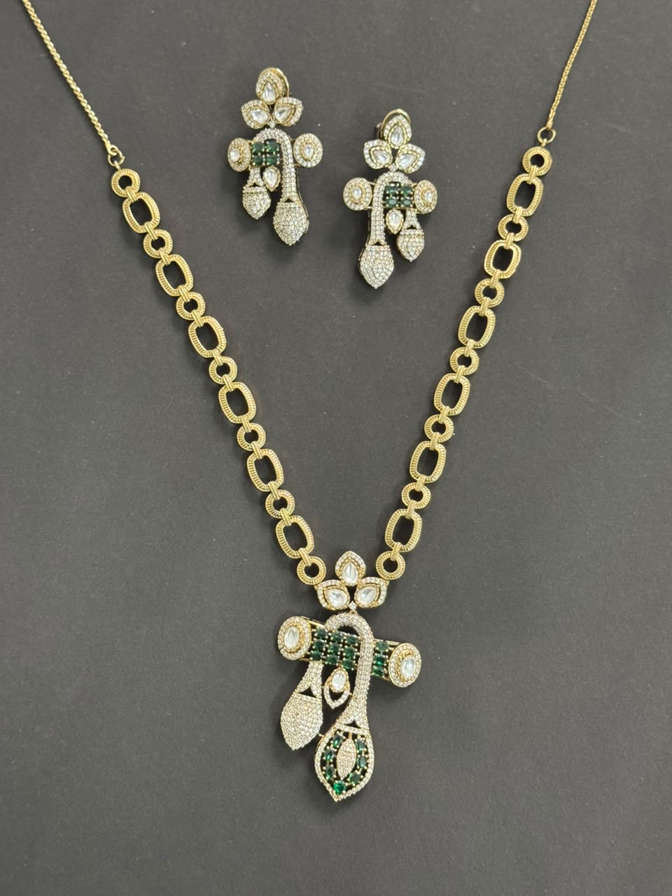 STATEMENT NECKLACE