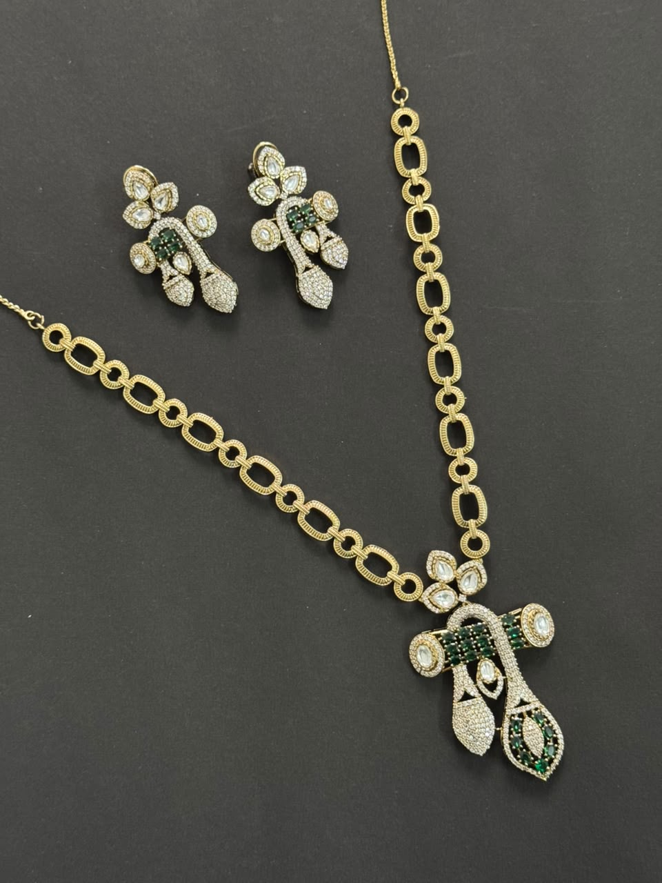 STATEMENT NECKLACE